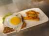Egg og chips på tallerken hos Oasen Kafé